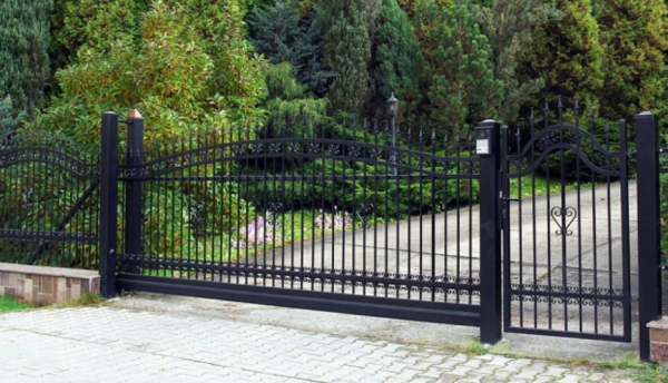 Pagar besi dengan ornamen klasik yang elegan